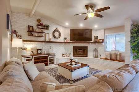 16390 Whispering Oaks Dr Ramona, CA 92065