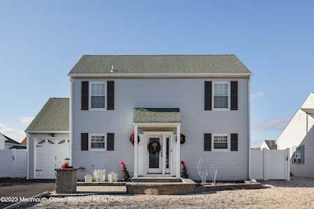 72 Yardarm Ct Bayville, NJ 08721