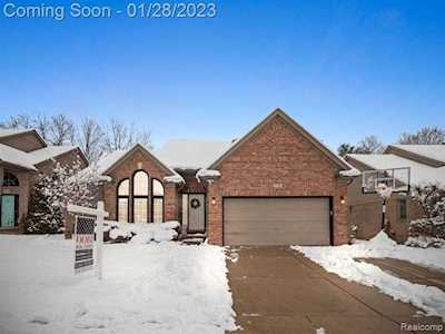 57504 Suffield Dr Washington Twp, MI 48094