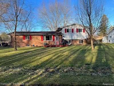 315 E Peterson Dr Hartland Twp, MI 48114