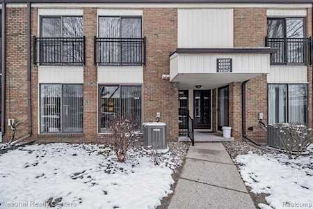 18297 University Park Dr Livonia, MI 48152