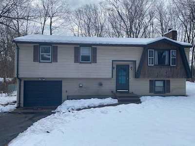 6 Gordon Dr Londonderry, NH 03053
