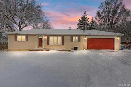 5199 White Lake Rd White Lake Twp, MI 48383