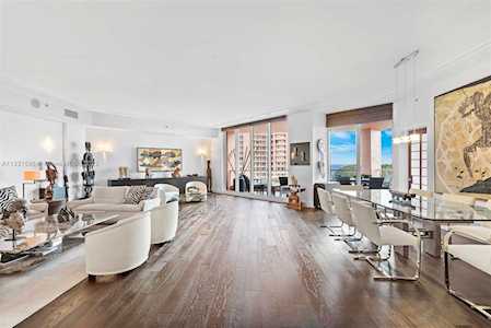 60 Edgewater Dr #6C Coral Gables, FL 33133