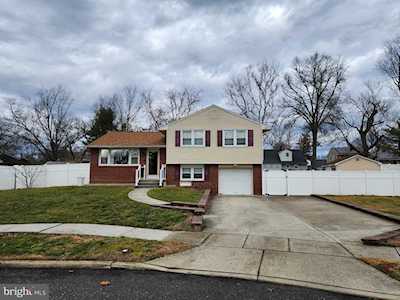 3 Valleybrook Ct Cherry Hill, NJ 08034