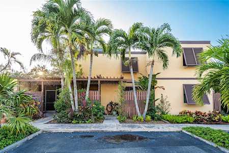 1360 E Golfview Dr Pembroke Pines, FL 33026
