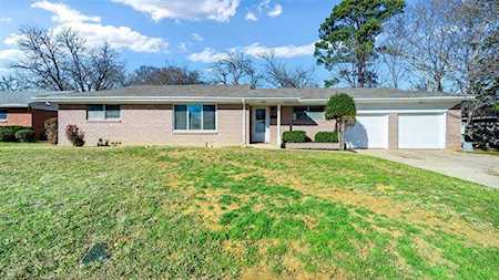 1511 University Drive Arlington, TX 76013