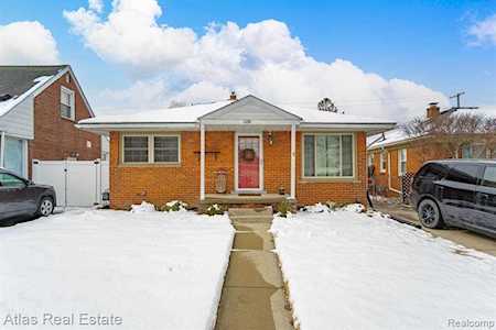 1528 11th St Wyandotte, MI 48192