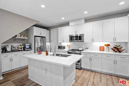 19529 Astor Place Northridge, CA 91324
