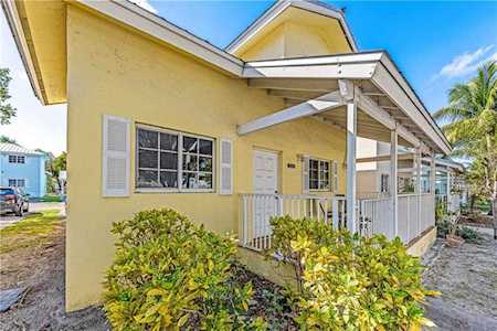 330 NW 20th St #13 Miami, FL 33136
