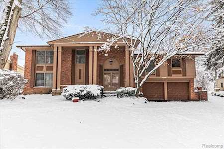 2945 Woodland Ridge Dr West Bloomfield Twp, MI 48323