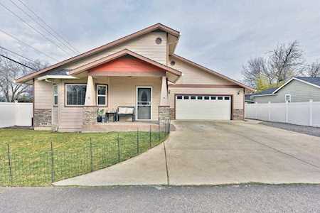 203 Maxwell Place Central Point, OR 97502