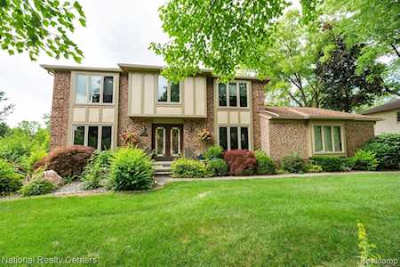 22511 Elena Dr Farmington Hills, MI 48335