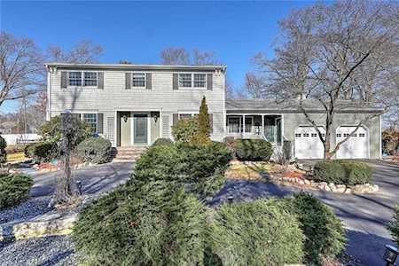 39 Priscilla Dr Barrington, RI 02806