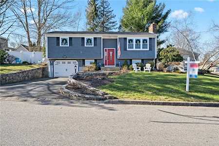 8 Surrey Ln West Warwick, RI 02893