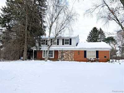 4058 Hardwoods Dr West Bloomfield Twp, MI 48323