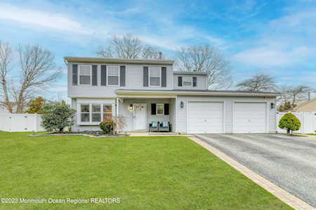 98 Starlight Rd Howell, NJ 07731