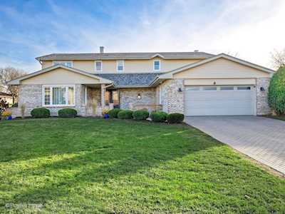 303 Waterford Dr Willowbrook, IL 60527