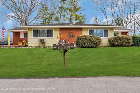 10 Robin St Manchester, NJ 08759