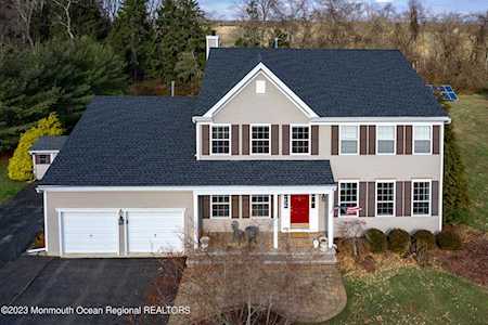 4 Roberts Ct Allentown, NJ 08501