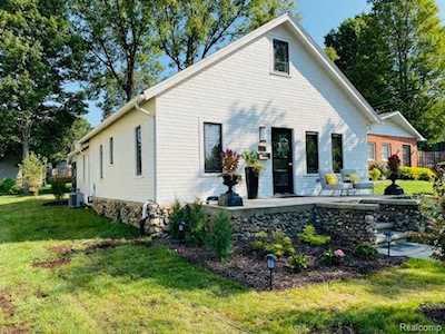 223 1st St Fenton, MI 48430