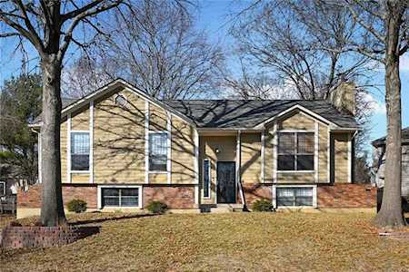 1530 NE Westwind Dr Lee's Summit, MO 64086