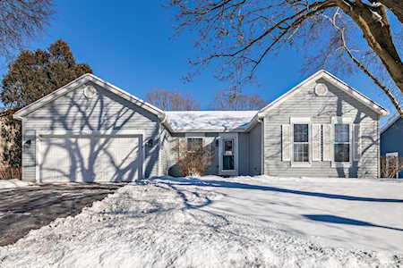 825 Redwood Dr Cary, IL 60013