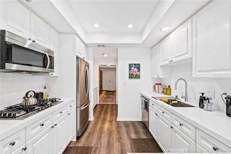 575 S Barrington Ave #205 Los Angeles, CA 90049