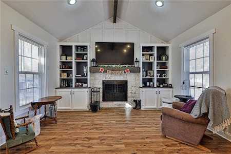 301 SE Alger Dr Blue Springs, MO 64014