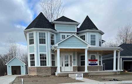 54819 Brenda Macomb, MI 48042