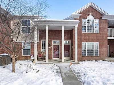1724 Deepwood Rochester, MI 48307