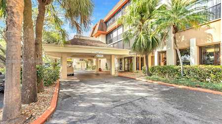 671 NE 195th St #406E Miami, FL 33179
