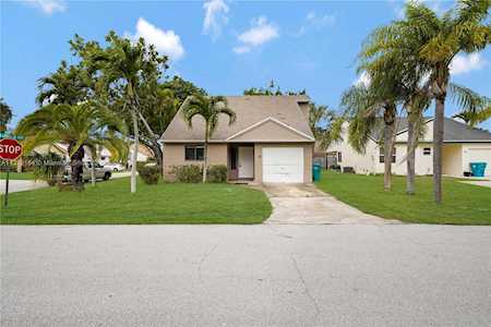 19 Peachtree Pl Boynton Beach, FL 33436