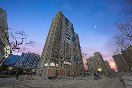 1255 N Sandburg Terrace #306 Chicago, IL 60610