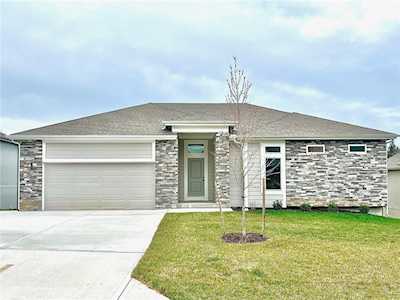 8556 Valley Spring Dr De Soto, KS 66018
