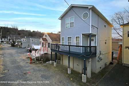 29 Gravelly Point Rd Highlands, NJ 07732