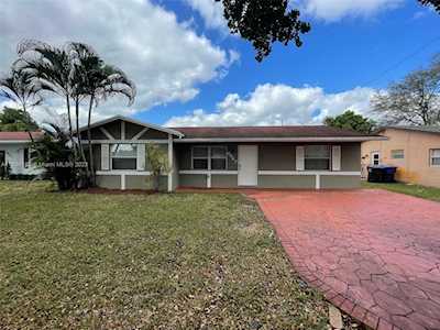 6447 Pershing St Hollywood, FL 33024