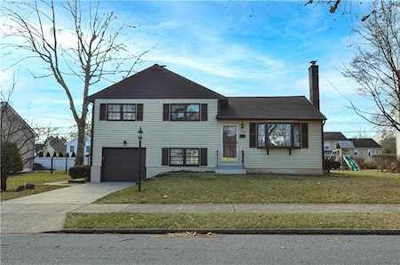 1956 Woodbury Rd Bethlehem, PA 18017