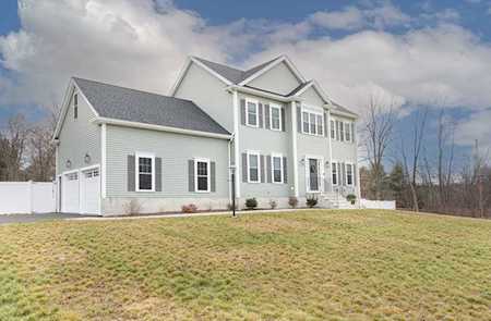 1 Applewood Ln Mendon, MA 01756