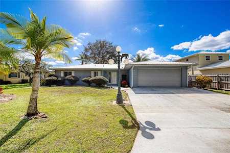1621 Spring Garden Dr Astor, FL 32102