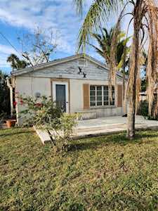 190 Meredith Dr Englewood, FL 34223