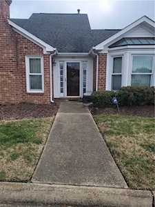 22 Williamsburg Dr Hampton, VA 23666
