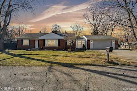 1443 Crest Rd Howell, MI 48843