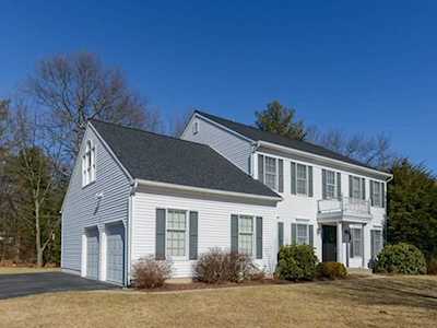 4 Phillips Pond Ln Franklin, MA 02038