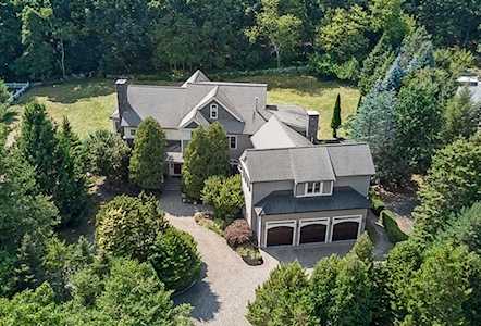 2 Stonegate Ln Dover, MA 02030