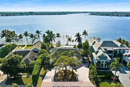18749 Rio Vista Dr Tequesta, FL 33469