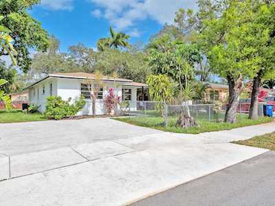 110 SW 9th St Hallandale Beach, FL 33009