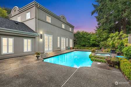 835 91st Ln NE Bellevue, WA 98004