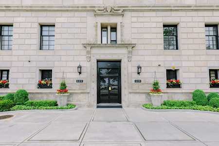 229 E Lake Shore Dr #5E Chicago, IL 60611
