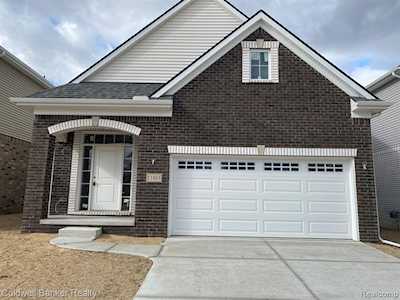 11861 Hines Place Dr Livonia, MI 48150